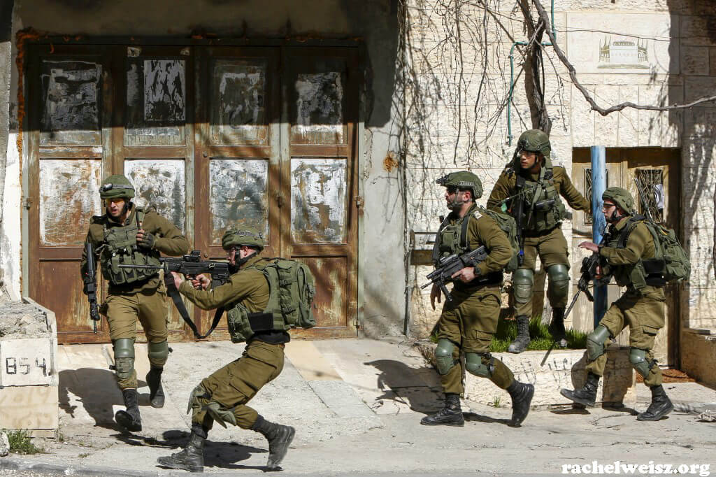 Israeli troops กองทหารอิสราเอลได้รื้อถอนบ้านของชาวปาเลสไตน์ 2 คนที่ถูกกล่าวหาว่าก่อเหตุกราดยิงในเวสต์แบงก์ที่ถูกยึดครองเมื่อปีที่แล้ว กองทัพ 