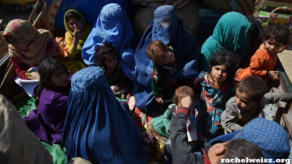 Afghan refugees กลุ่มผู้ลี้ภัยจากอัฟกานิสถานรวมตัวกันที่หน้าสถานเอกอัครราชทูตสหรัฐฯ ในกรุงอันตานานาริโว เมืองหลวงของมาดากัสการ์ 