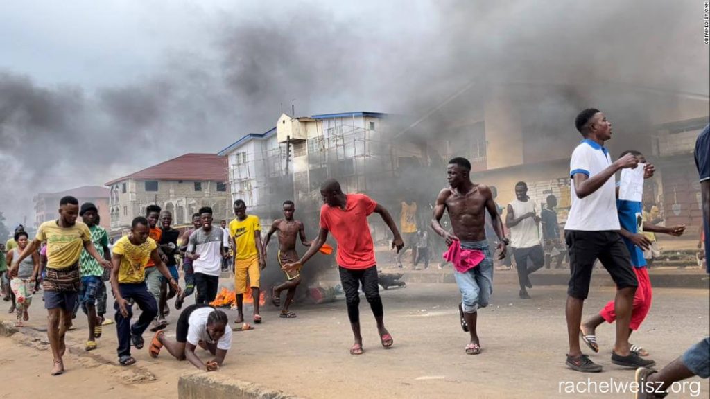Sierra Leone ผู้ประท้วงต่อต้านรัฐบาลในเซียร์ราลีโอนได้ปะทะกับตำรวจตามท้องถนนในเมืองหลวงฟรีทาวน์ เนื่องจากความตึงเครียดเกี่ยวกับค่า