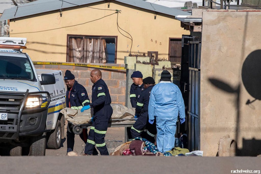 South African police ตำรวจแอฟริกาใต้กำลังสืบสวนการค้นพบศพของผู้ต้องสงสัยอย่างน้อย 21 ศพ ซึ่งพบใกล้กับเหมืองที่ยังเปิดดำเนินการอยู