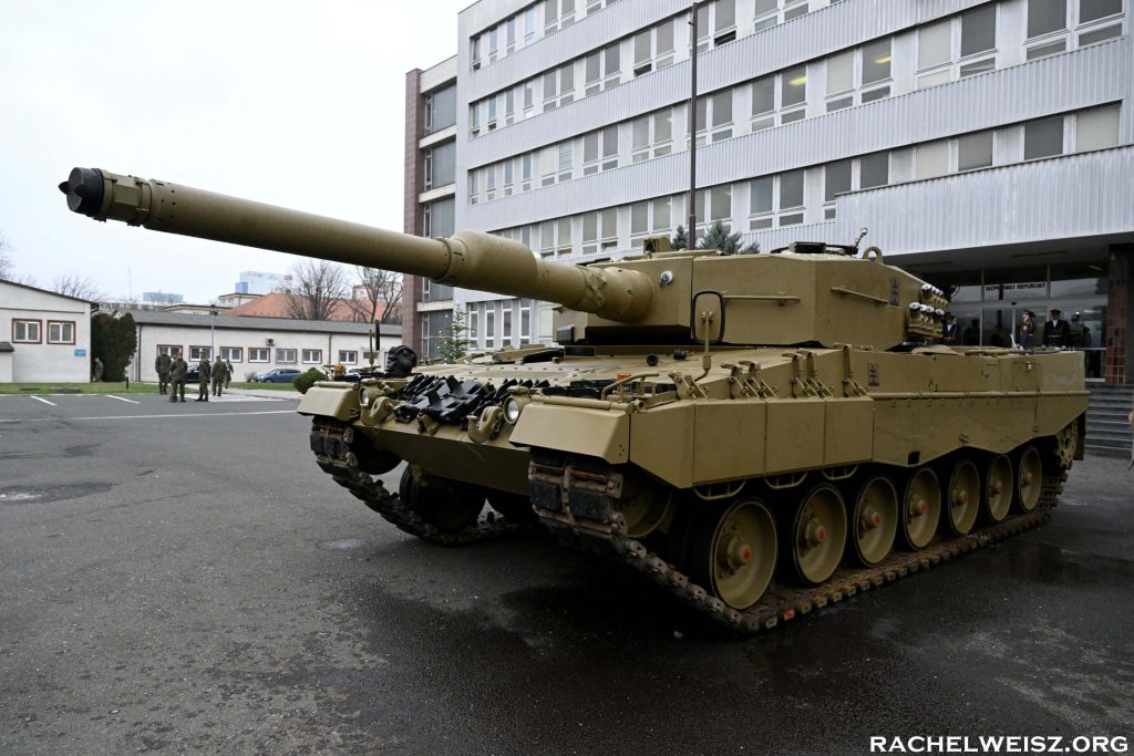 Germany would เยอรมนีพร้อมที่จะอนุญาตให้โปแลนด์ส่งรถถัง Leopard ที่ผลิตในเยอรมันไปยังยูเครนเพื่อช่วย Kyiv ต่อสู้กับการรุกรานของรัสเซีย