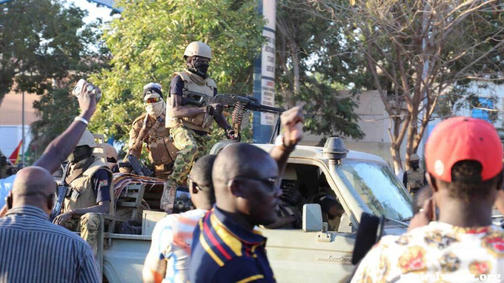Soldiers in Niger ทหารในไนเจอร์อ้างว่าได้ถอดถอนประธานาธิบดีโมฮาเหม็ด บาซูม ออกจากอำนาจเมื่อค่ำวันพุธ (14) หลังจากเจ้าหน้